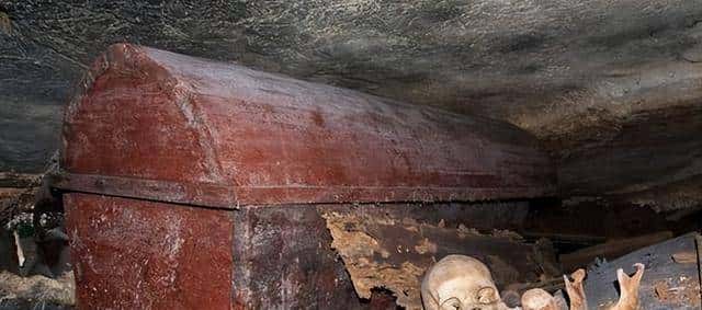 一代特工之王，牺牲后下落不明，棺材被打开后，一个情况令人落泪