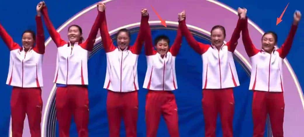 女团颁奖现场陈梦主动让山C位