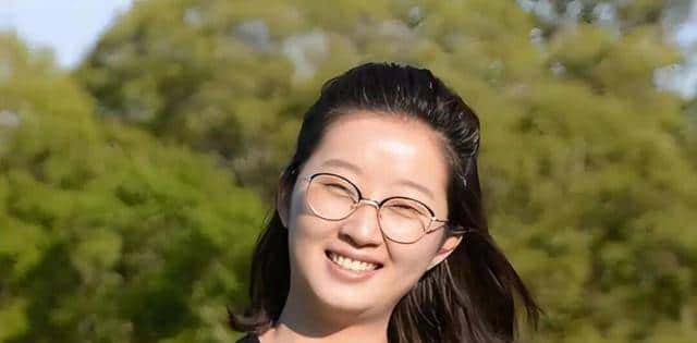 章莹颖遇害8年太催泪！博士男友不恋不婚。以另一种方式替她尽孝