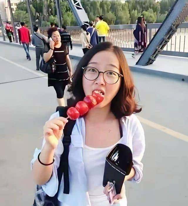 章莹颖遇害8年太催泪！博士男友不恋不婚。以另一种方式替她尽孝