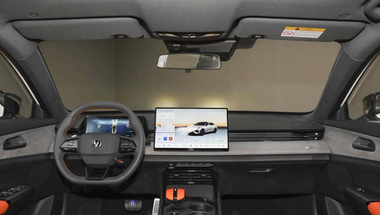 9.79万起售！10万级运动轿跑，2.0T+爱信8AT，长安UNI-V香不香？