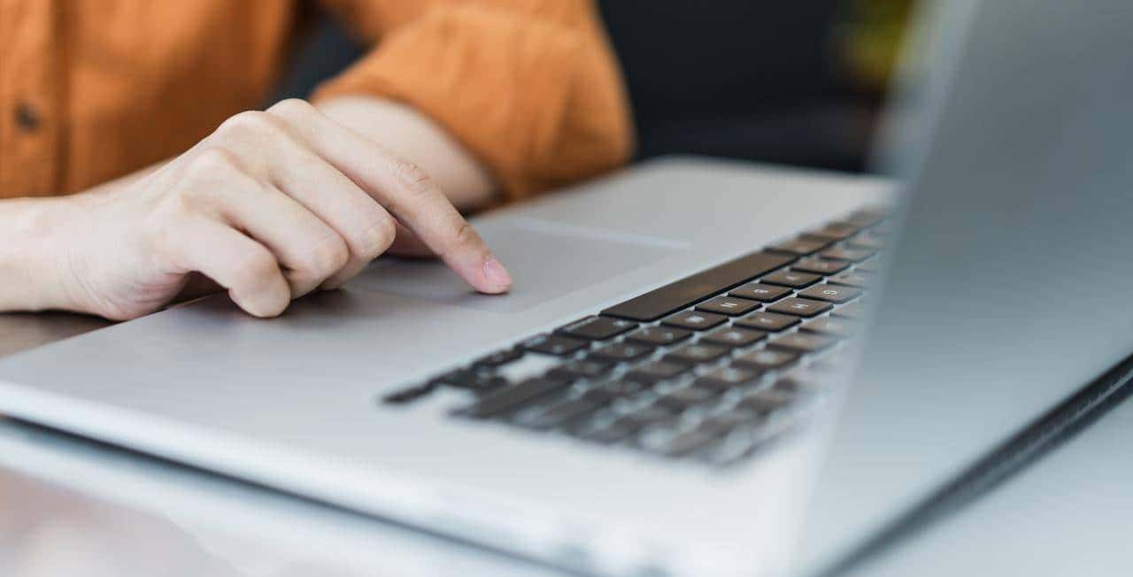 Win11高配电脑也卡顿？关掉这两个“安全选项”秒变丝滑！