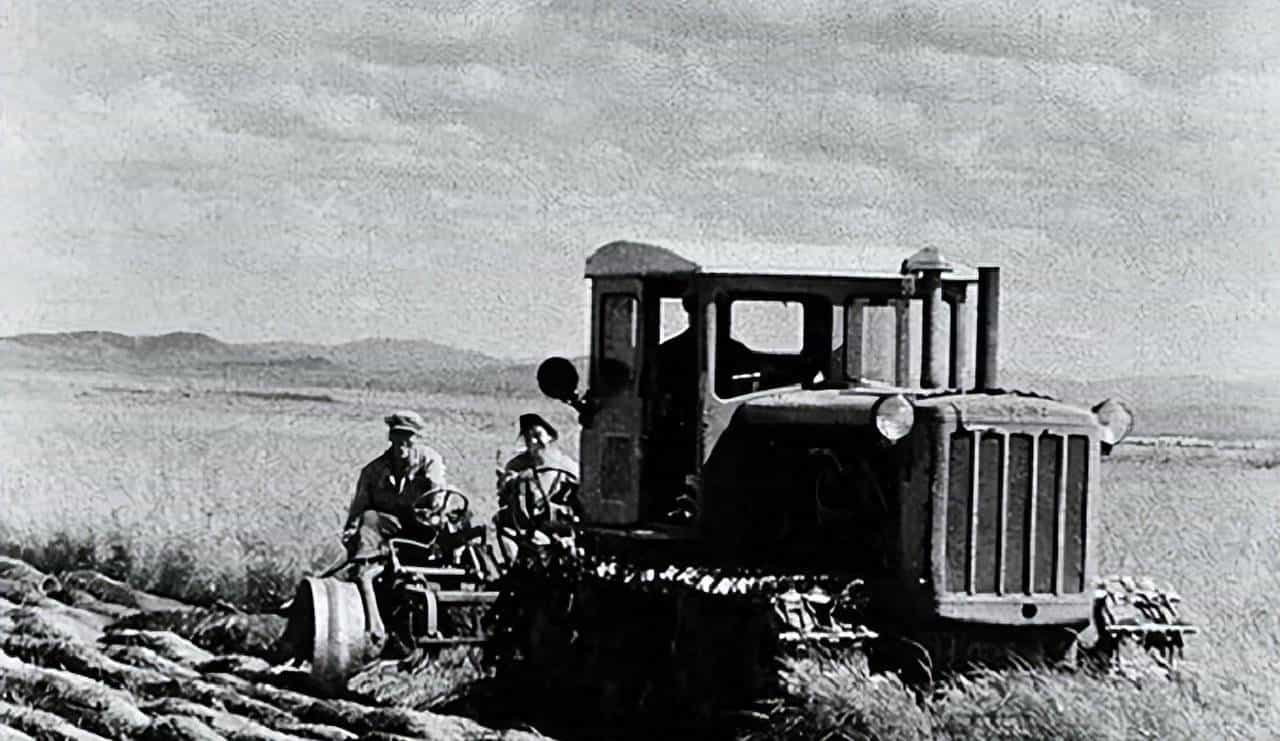 开拓北大荒时，军垦遭到失去家园的狼群集中报复，其场面摄人心魂